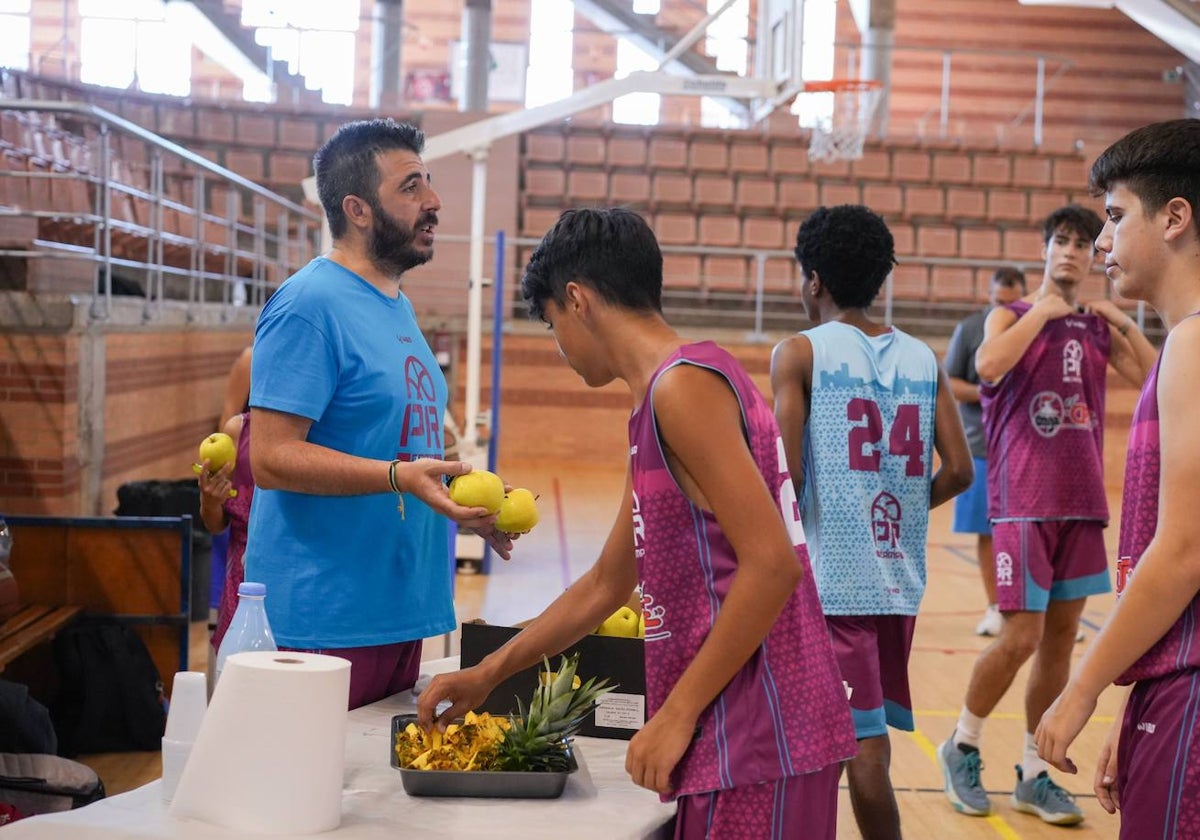 Paco Redondo reparte fruta entre los participantes del Campus BCB.