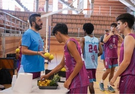 Paco Redondo reparte fruta entre los participantes del Campus BCB.