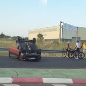 Aparatoso accidente con un coche volcado en Badajoz