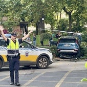 Un turismo acaba empotrado en el bulevar de Cánovas, en el centro de Cáceres