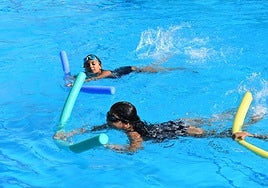 Los pequeños disfrutan de los cursos de natación infantil en la piscina de verano de Campanario