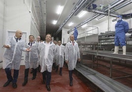 El ministro de Agricultura, Luis Planas, y el presidente Fernández Vara, en marzo de 2023, en la inauguración del matadero de ibérico de Zafra. Parte de la inversión fue posible gracias a Incentivos.