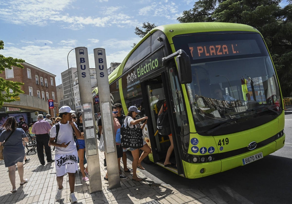 Uno de los autobuses urbanos en Badajoz.