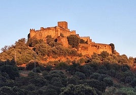Panorámica reciente del castillo, donde puede avistarse el derrumbe del lienzo de muralla del segundo recinto o patio de armas.
