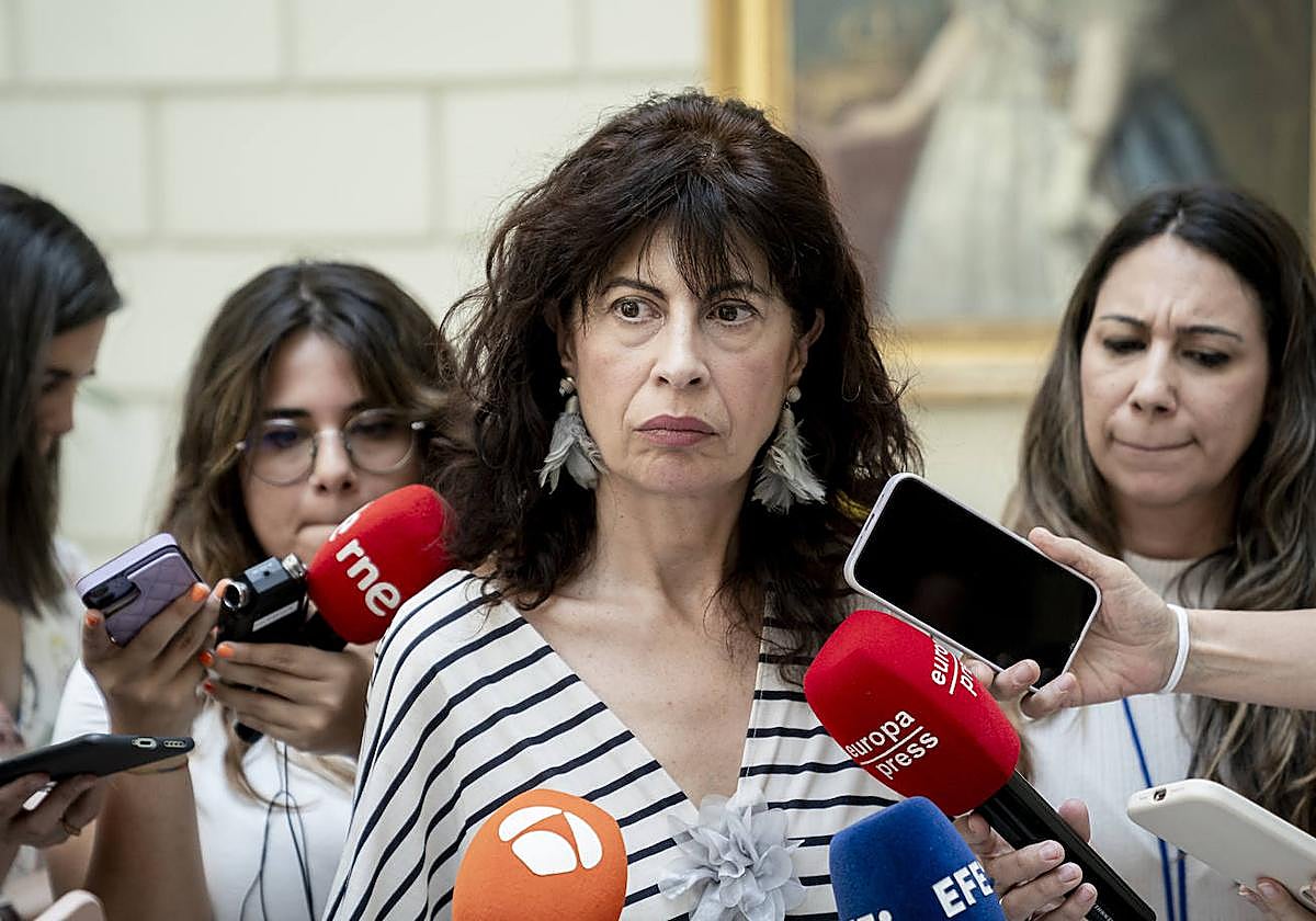 La ministra de Igualdad, Ana Redondo, atiende a los medios de comunicación