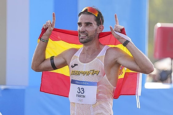 Álvaro Martín celebra la medalla de bronce.