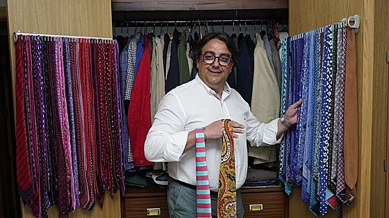 «En esta etapa de comunicación política, la corbata ayuda a consolidar el mensaje»