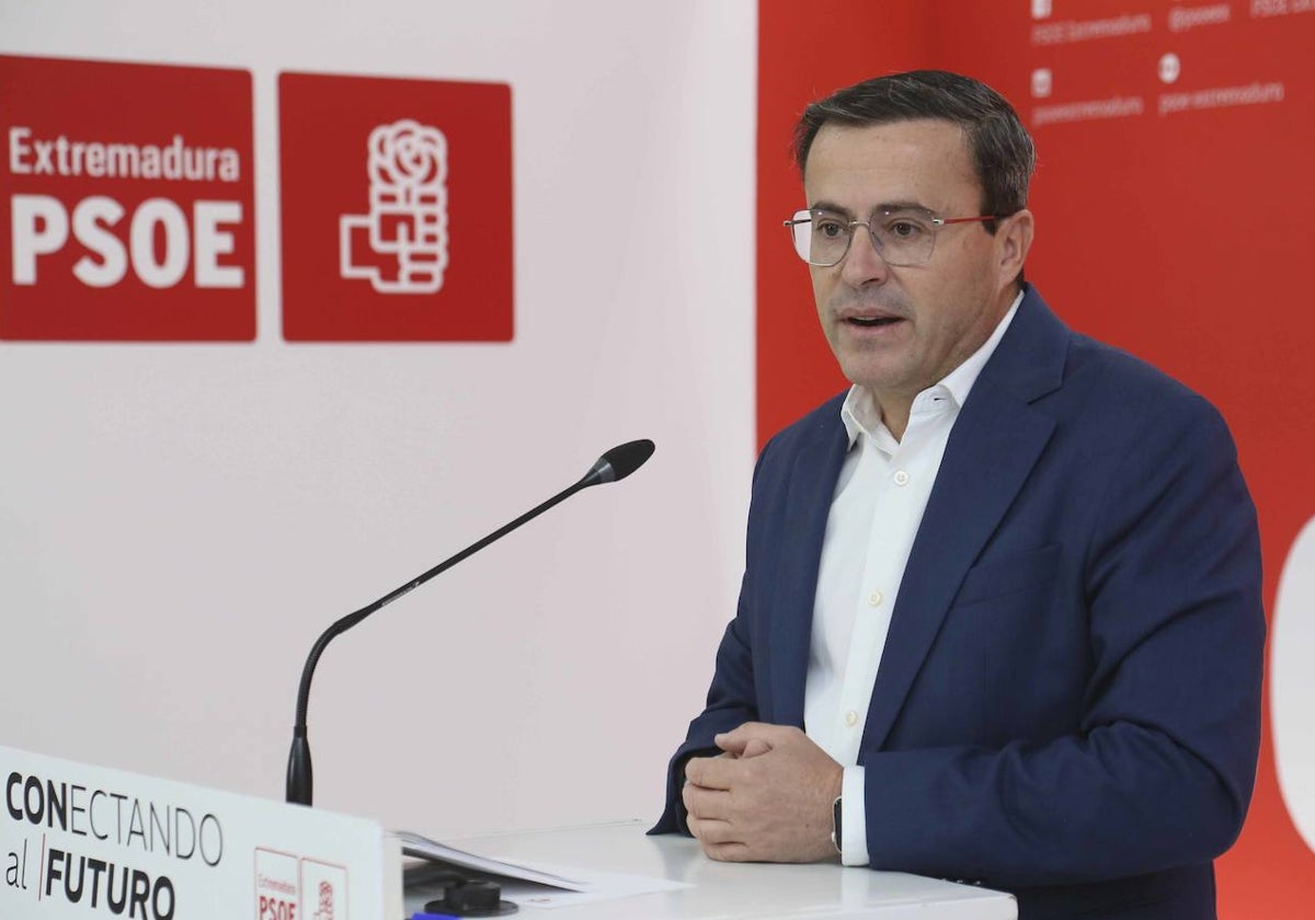 Miguel Ángel Gallardo, esta mañana, en la sede del PSOE regional en Mérida.