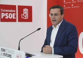 Miguel Ángel Gallardo, esta mañana, en la sede del PSOE regional en Mérida.