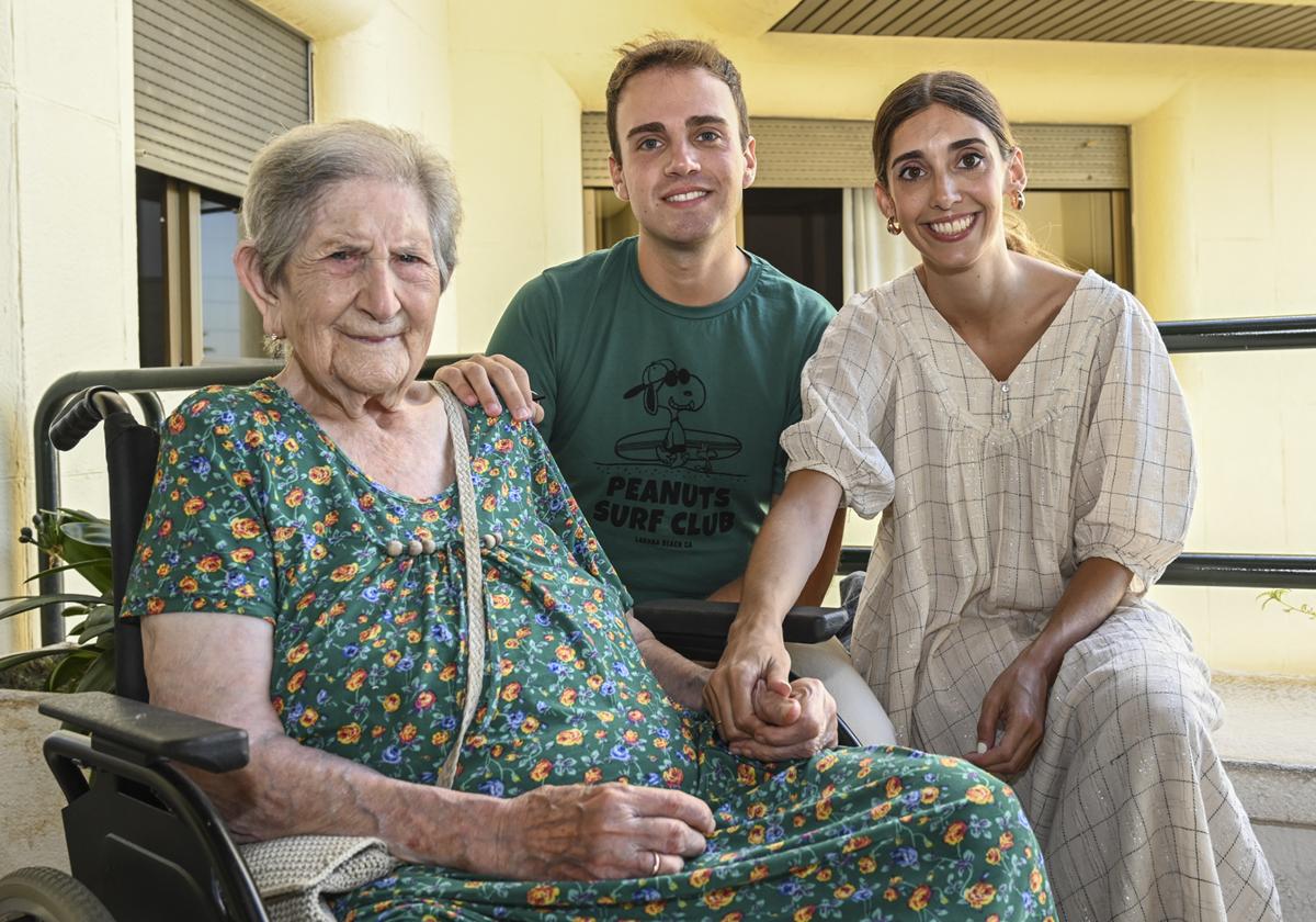 María y Daniel Coorrales con su abuela Martina Gallardo