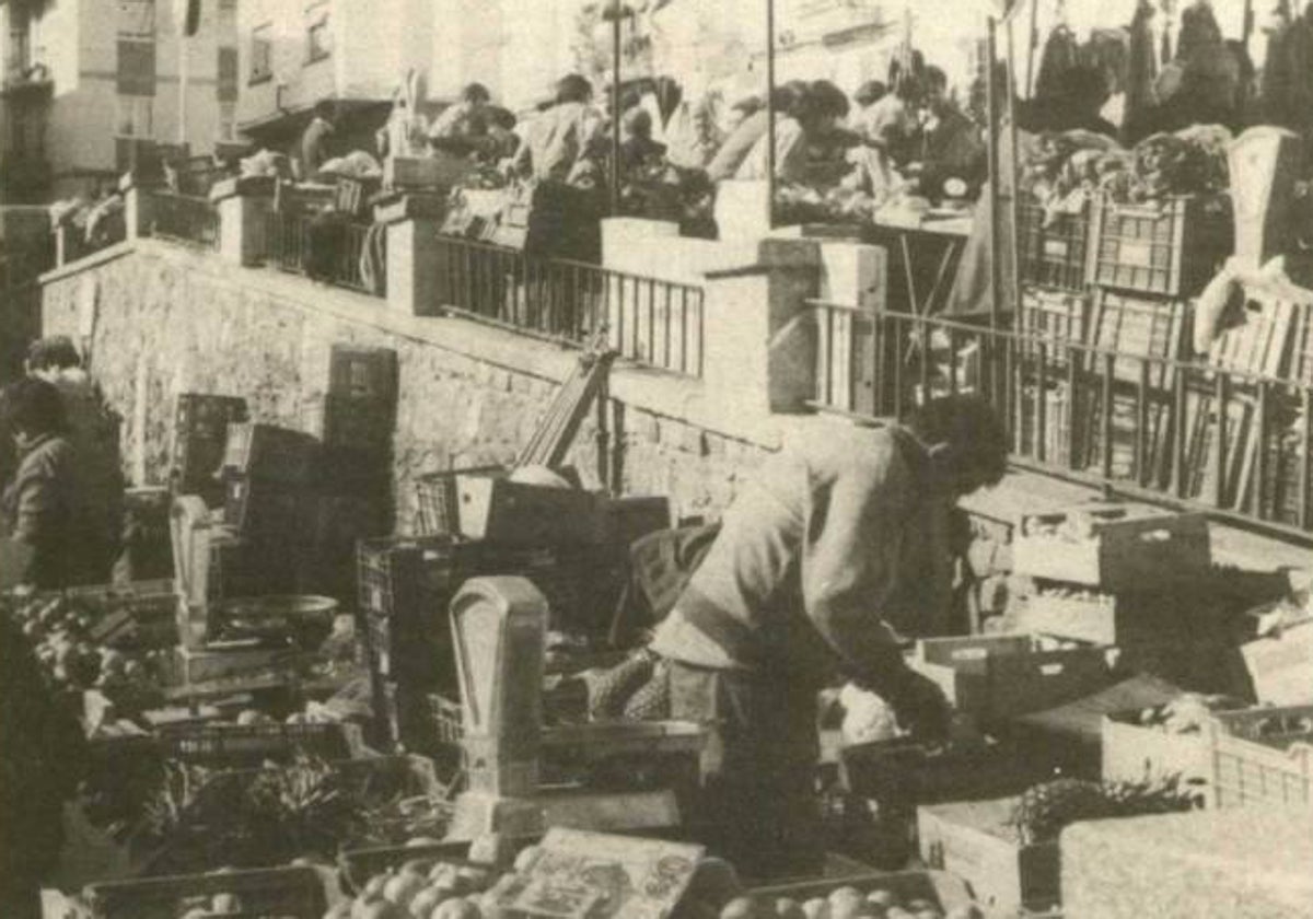 Imagen de la portada de HOY el 26 de noviembre de 1987, último día en el que se celebró el mercadillo en Camino Llano.