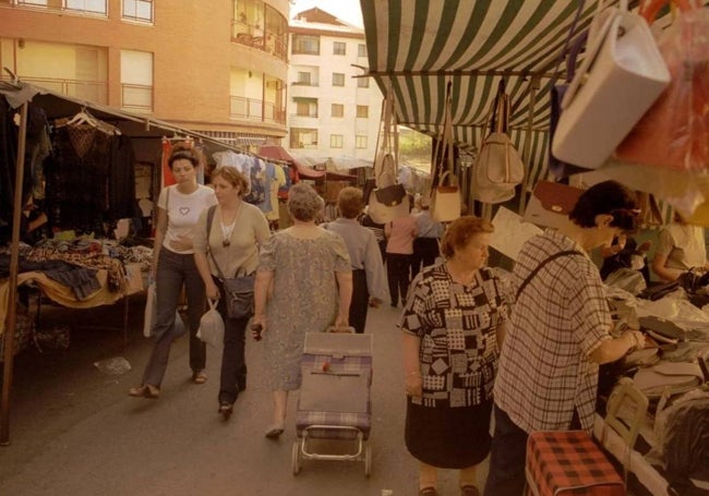 Clientes y vendedores en los alrededores del pabellón Juan Serrano Macayo, en El Rodeo.