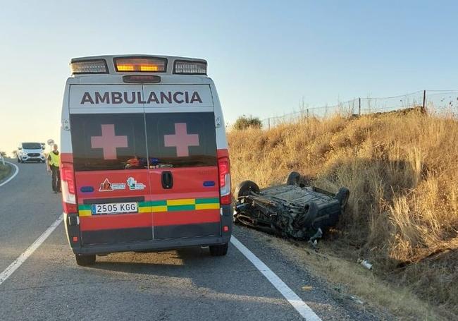 Así quedó el vehículo siniestrado este sábado en Navas de Madroño.