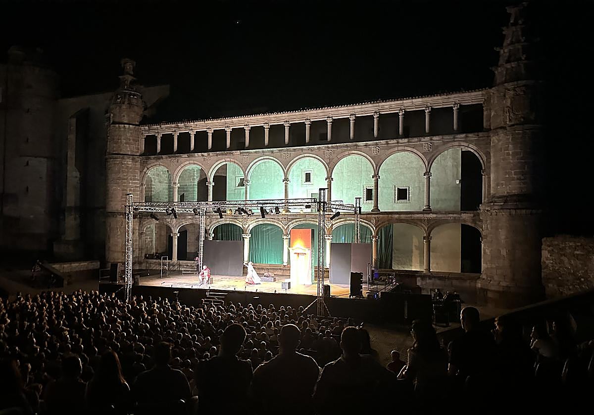 Público durante la representación de Verbo Producciones en el Conventual de San Benito.