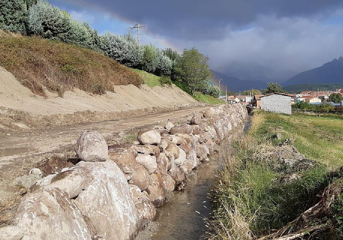 Canal de riego en la periferia de Madrigal de la Vera.