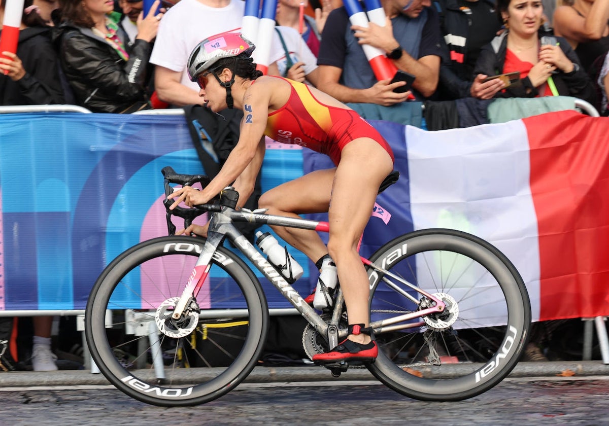 Miriam Casillas durante el tramo de bicicleta de la prueba individual del triatlón.