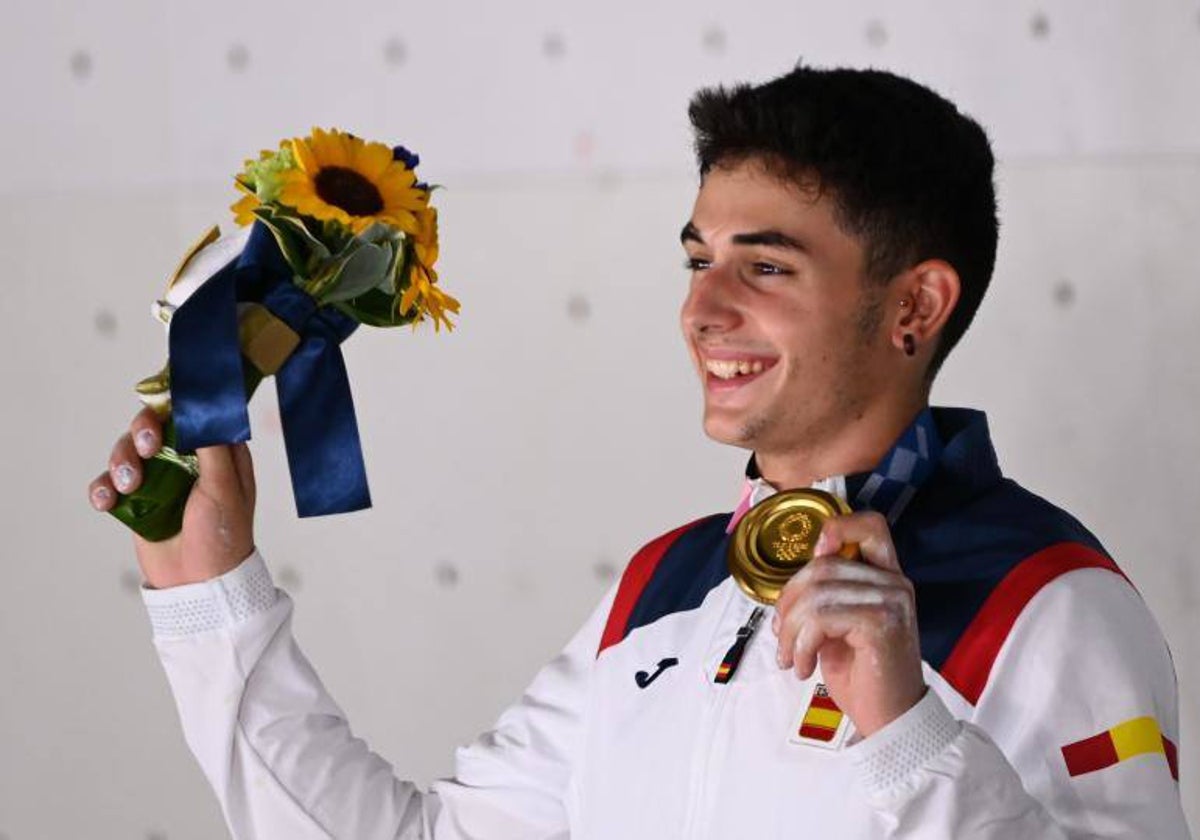 Alberto Ginés, con la medalla de oro en los Juegos de Tokio.