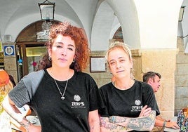 Nidia y Sheila, trabajadoras del restaurante Zeri's, en la Plaza Mayor.