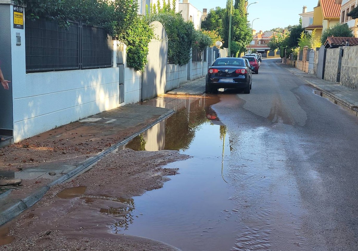 Imagen de la calle Comarca Valle del Jerte tras el reventó de la tubería.