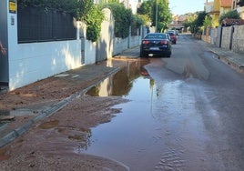 Imagen de la calle Comarca Valle del Jerte tras el reventó de la tubería.