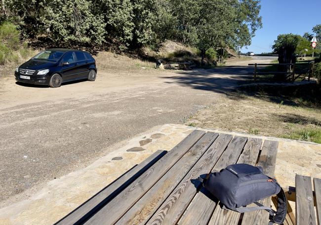 Merendero. Hay uno con dos bancos y mesas de madera nada más dejar la carretera EX-203.