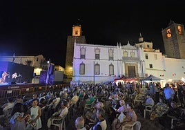 Fotografía de archivo del pasado verano del ambiente del mercado etnográfico durante una actuación.