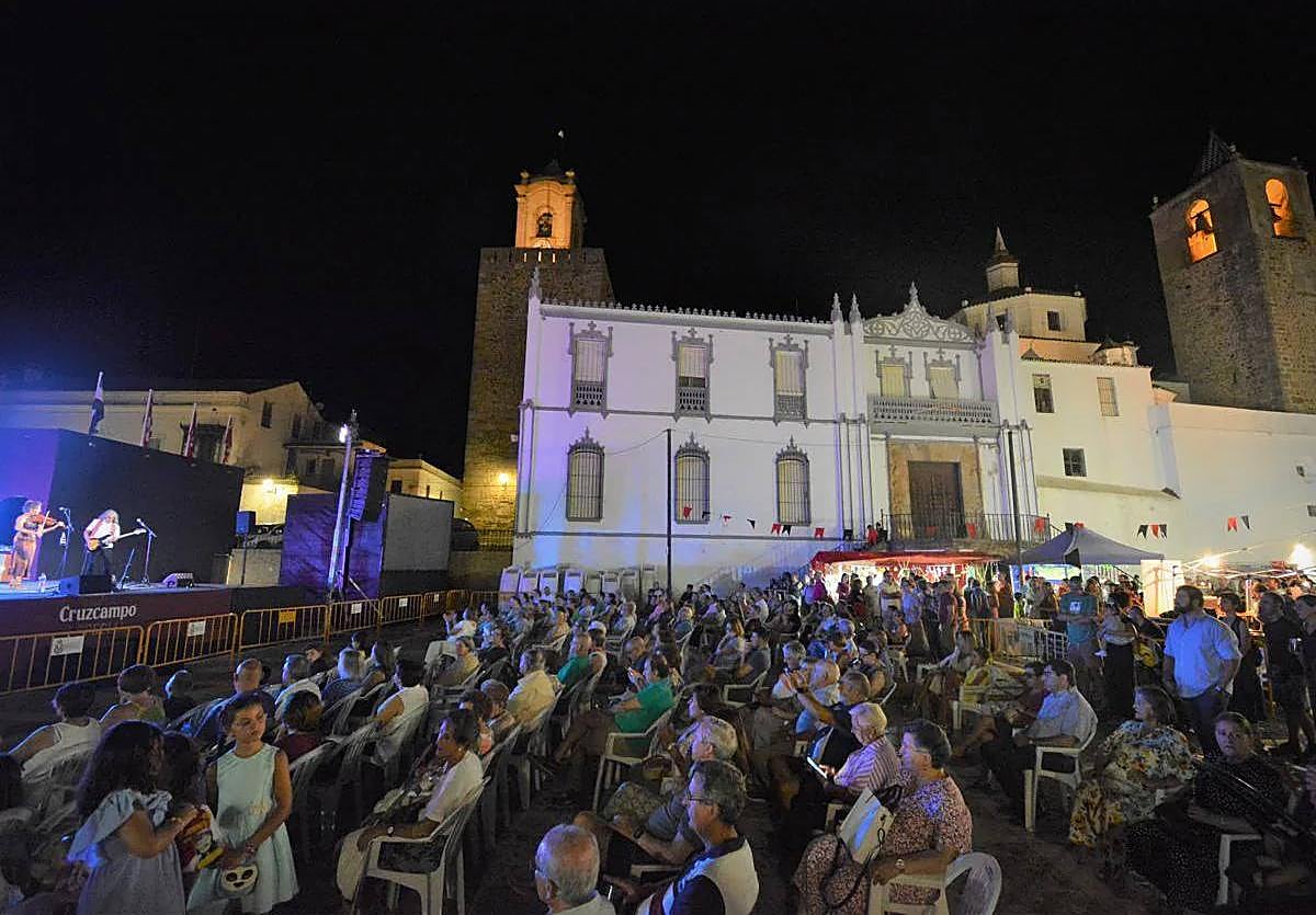 Fotografía de archivo del pasado verano del ambiente del mercado etnográfico durante una actuación.