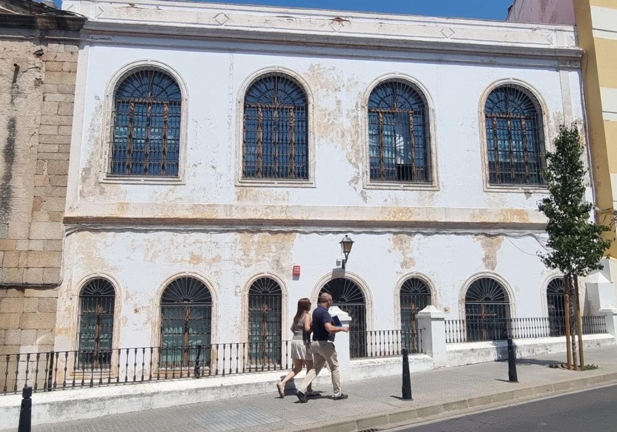 Fachada del edificio del Costurero, en la calle Almendralejo.