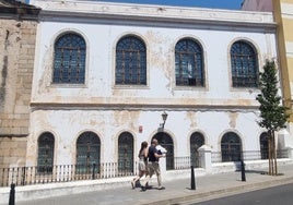 Fachada del edificio del Costurero, en la calle Almendralejo.