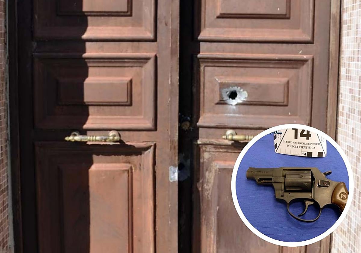 Imagen de la puerta de la vivienda que fue disparada.