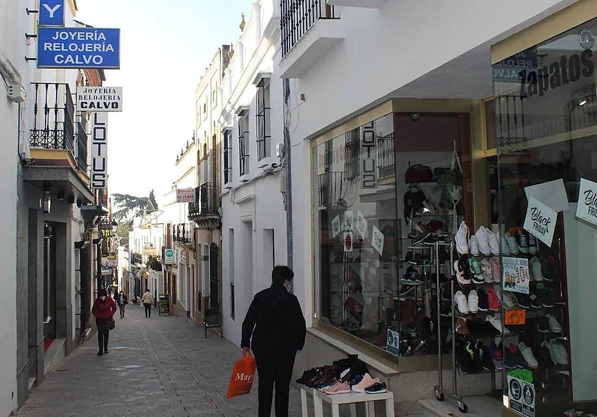Imagen de archivo de la calle La Cárcel con comercios en Fregenal de la Sierra.