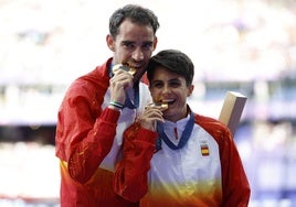 Álvaro Martín y María Pérez tras recibir las medallas.