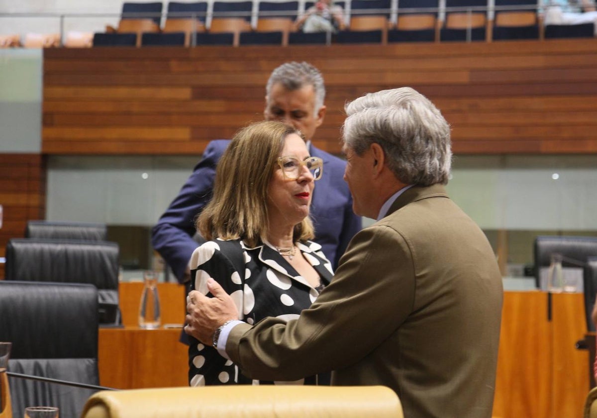 Mercedes Morán (consejera de Agricultura, responsable del plan de nitratos) se abraza con Ignacio Higuero (consejero de Gestión Forestal y Mundo Rural, competente de nuevos regadíos) en una sesión en la Asamblea de Extremadura.