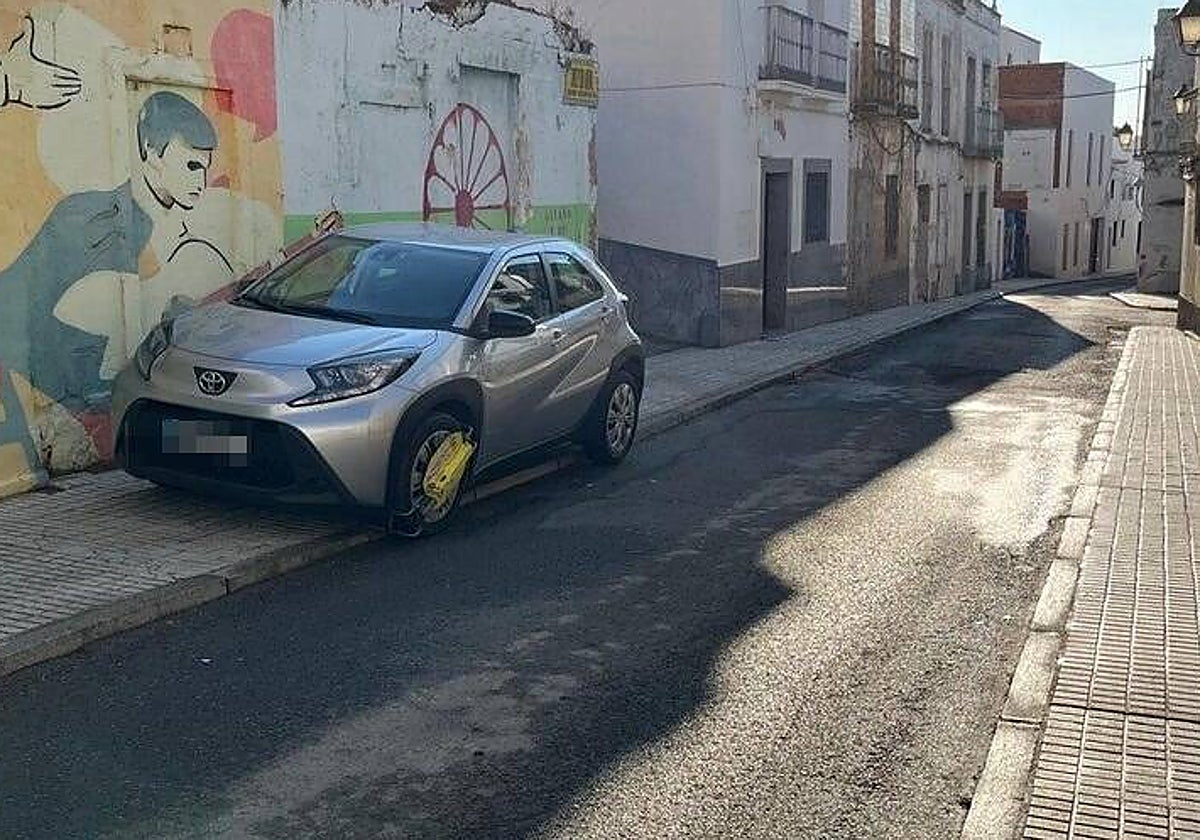 Un coche con cepo en la calle Concepción Arenal del Casco.