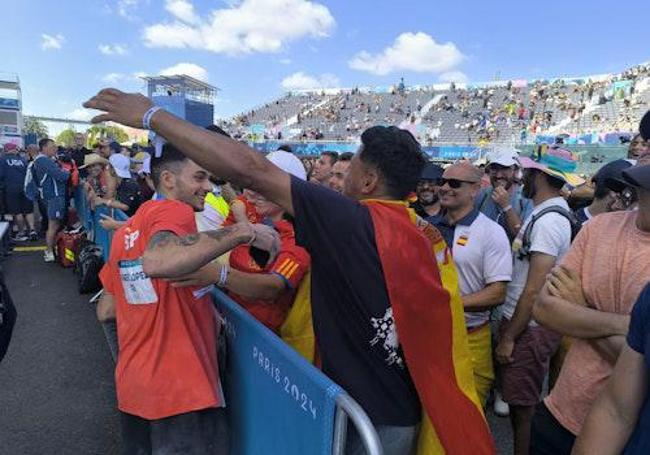 Alberto Ginés abraza a los amigos de escalada que acudieron a París desde Cáceres.