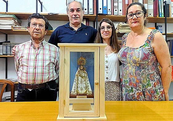 Los organizadores del proyecto posan junto a una de las capillas