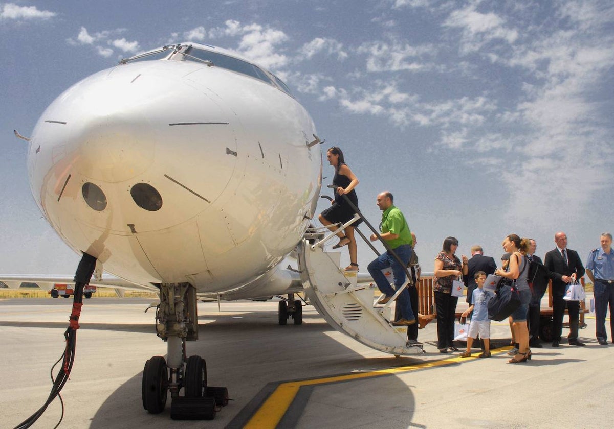 Viajeros en el aeropuerto de Badajoz se montan en un avión de Air Nostrum.