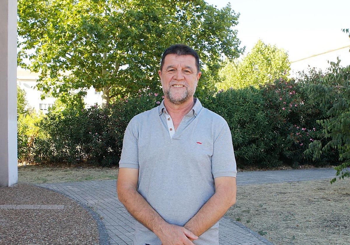 Joaquín Valhondo, presidente de la Federación Distrito Norte, en el exterior de la sede.