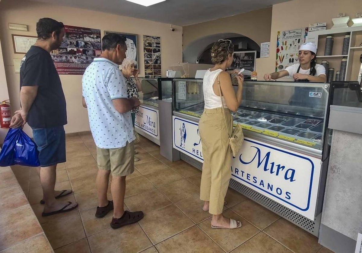 Unas personas hacen cola en una heladería, este viernes, en Mérida. La capital extremeña tuvo 40,2 grados.