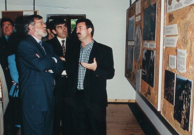 Con el expresidente Rodríguez Ibarra y el exconsejero Eduardo Alvarado en la inauguración del primer centro de interpretación de Monfragüe, en el año 1999.