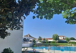 Panorámica de la piscina municipal de Alconchel este verano.