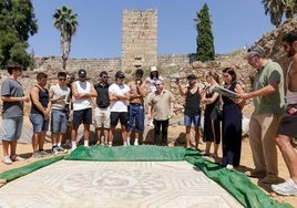 El reparto de 'Medusa' mientras realiza su visita guiada.