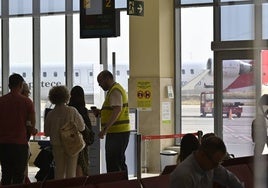 Unos pasajeros en el aeropuerto de Badajoz a punto de embarcar en un vuelo a Barcelona.