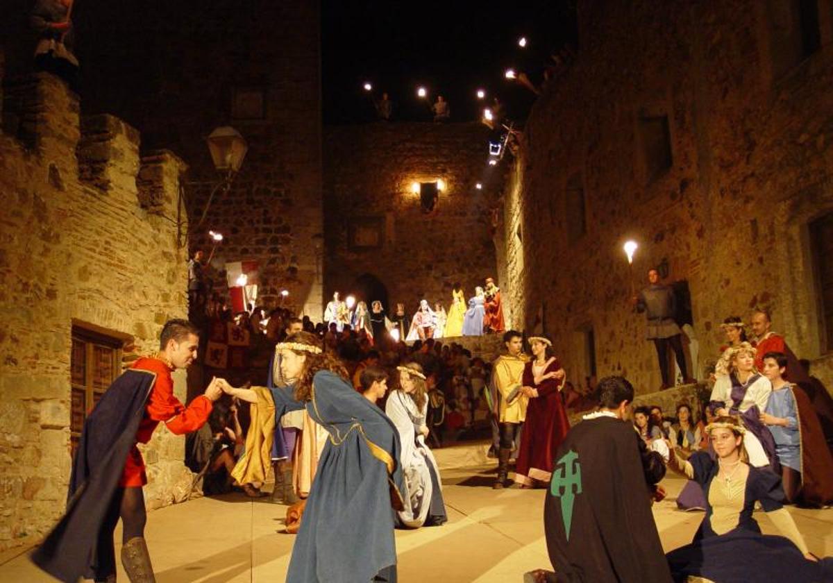 Actores en una escena de la representación teatral 'El águila blanca', en el interior del castillo de Luna.