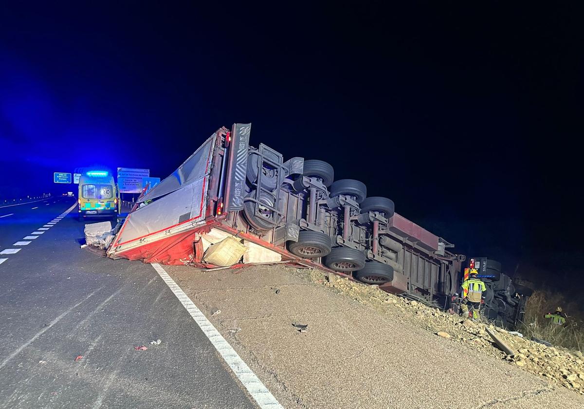 Así ha quedado el camión tras salirse del aAutovía A-5.