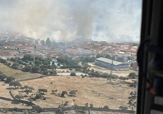 Las llamas se quedaron muy cerca del municipio de Monroy en un incendio forestal esta semana.