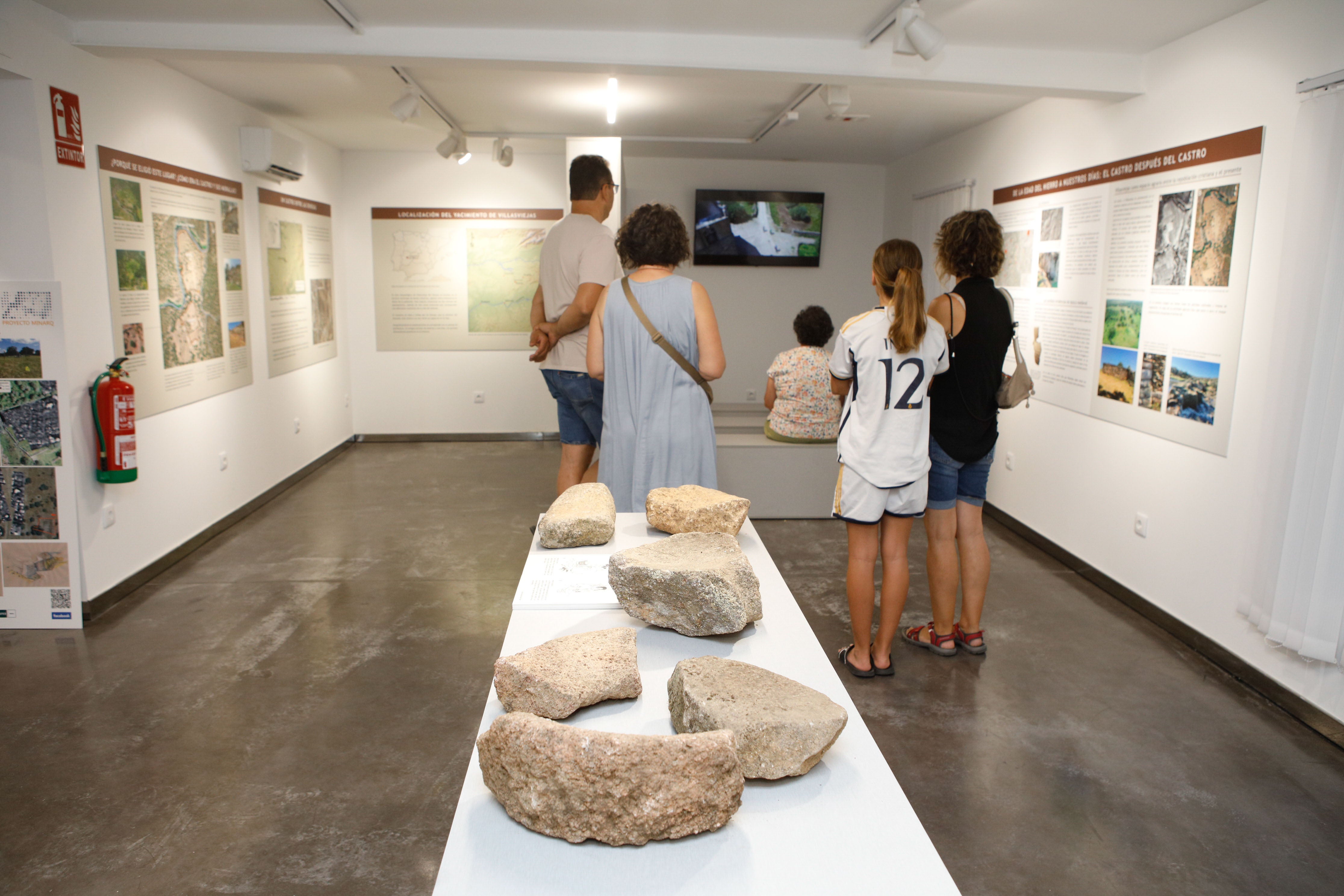 VIsitantes del centro de interpretación de Villasviejas, en Botija.