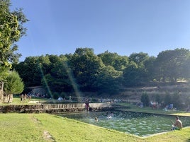 Se trata de una piscina con vistas muy agradables