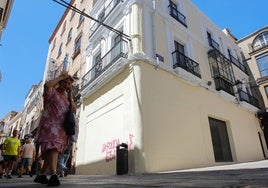 Pintada aparecida este fin de semana en el edificio situado entre Pintores y Moret, en Cáceres, cuya fachada acaba de ser arreglada.