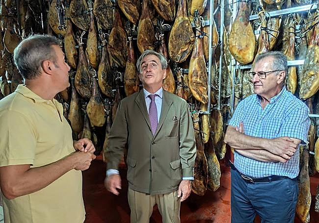 En el secadero de jamones de la firma El Risco Extremeño